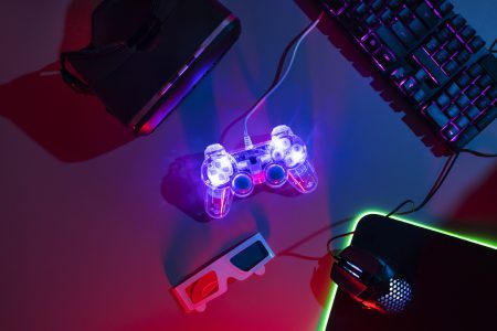 ansicht-der-beleuchteten-neon-gaming-tastatur-und-des-controllers