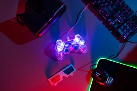 ansicht-der-beleuchteten-neon-gaming-tastatur-und-des-controllers ansicht-der-beleuchteten-neon-gaming-tastatur-und-des-controllers